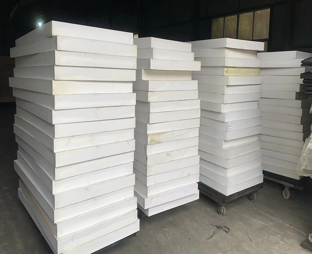 b&iacute;l&aacute; pěnov&aacute; deska o tloušťce 100 mm